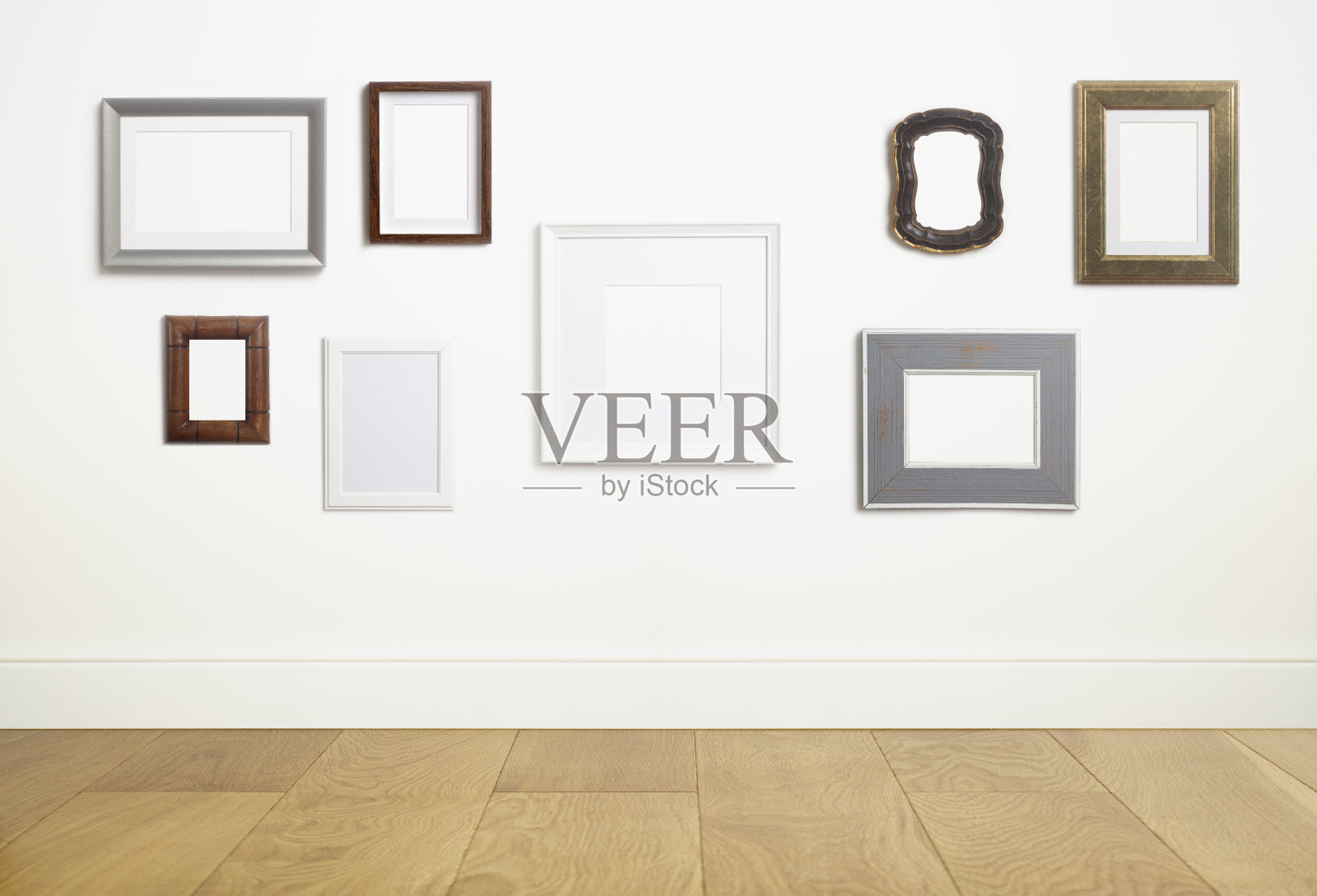 模拟空白的白色框架背景。不同的装饰空框架的照片或绘画在浅色斯堪的纳维亚极简主义室内在白色干净的墙壁。照片摄影图片