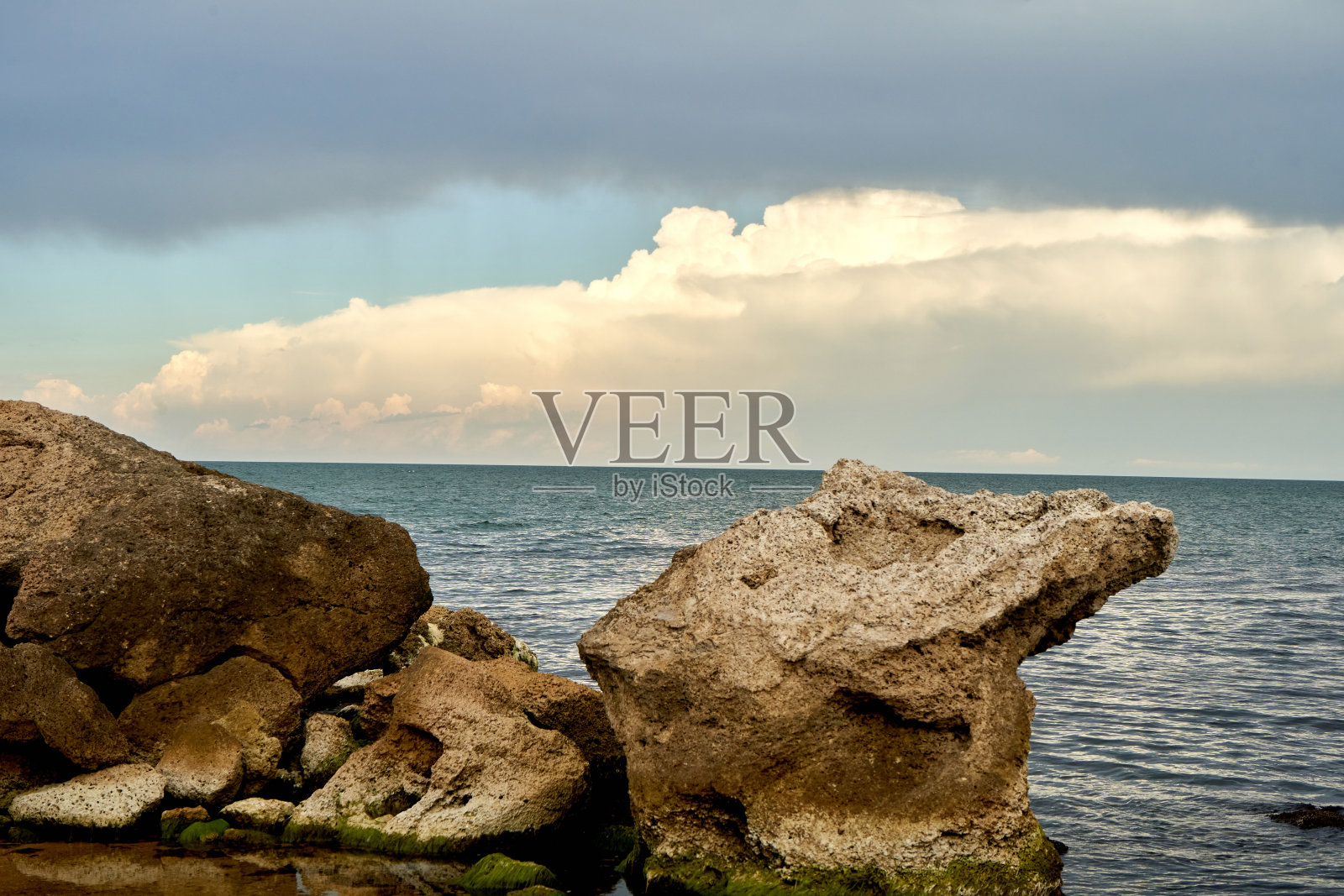 海景海湾岸边有大片岩石照片摄影图片