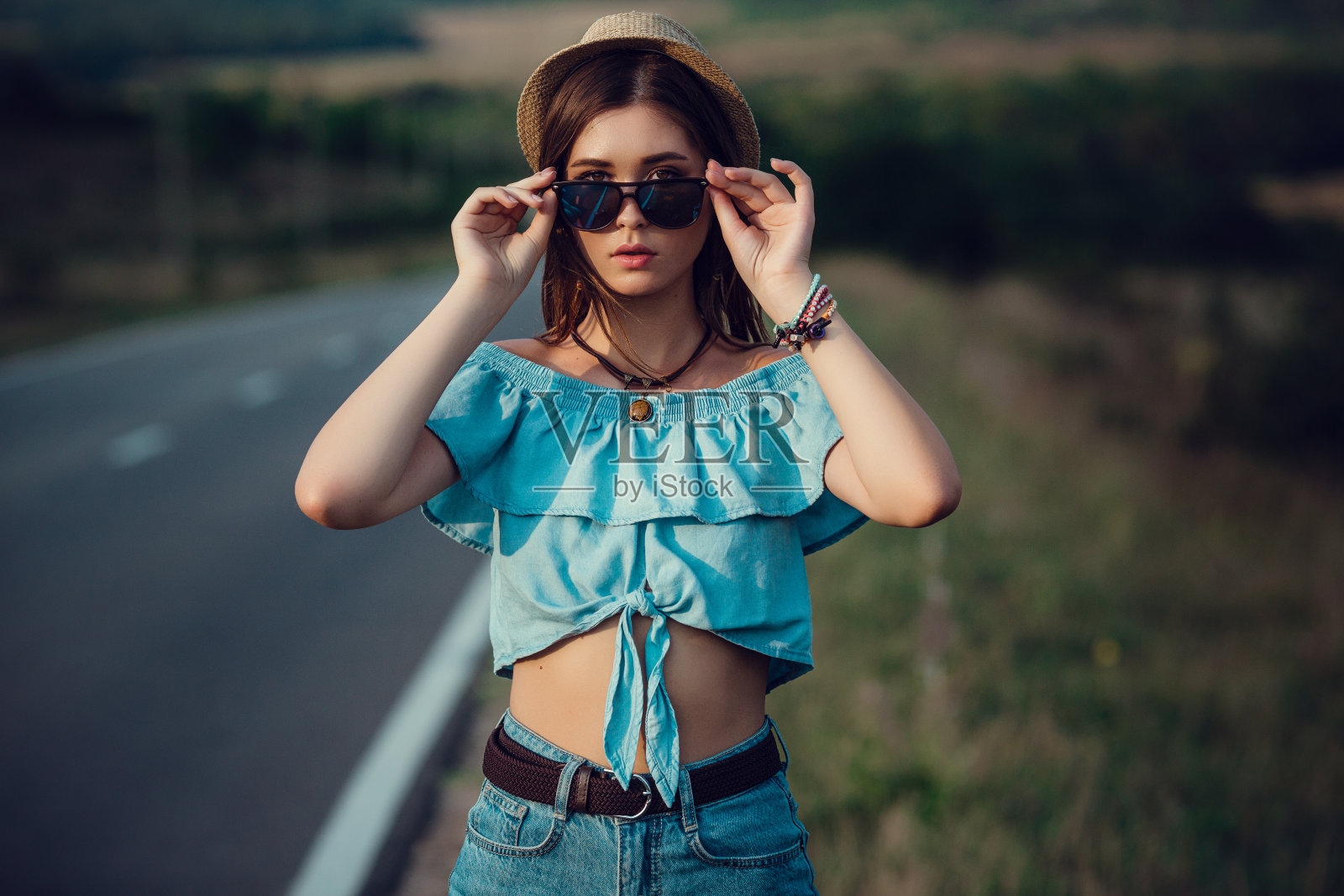 年轻美丽的亚洲女人在嬉皮风格。照片摄影图片