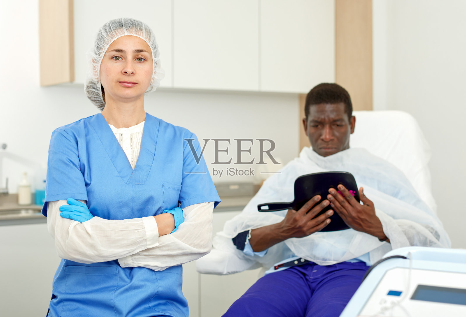 肖像化妆师女人准备药物程序与男人在诊所照片摄影图片