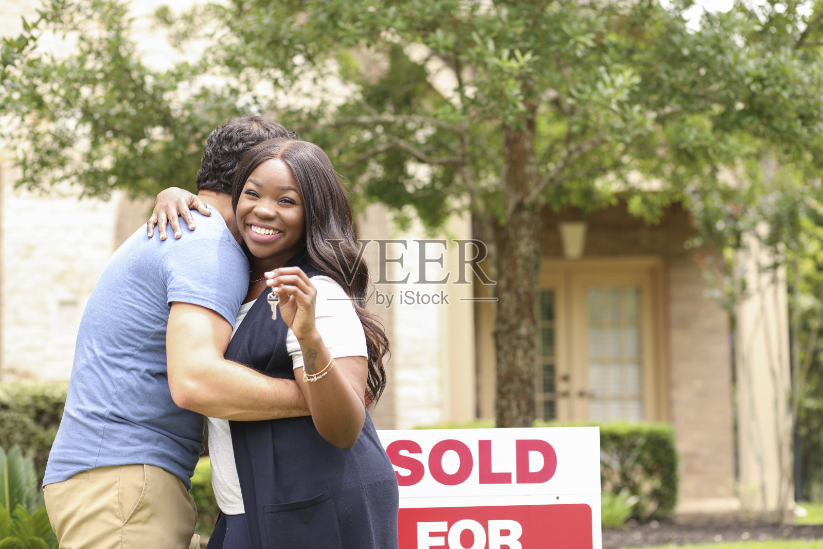 兴奋的年轻夫妇买房子。照片摄影图片