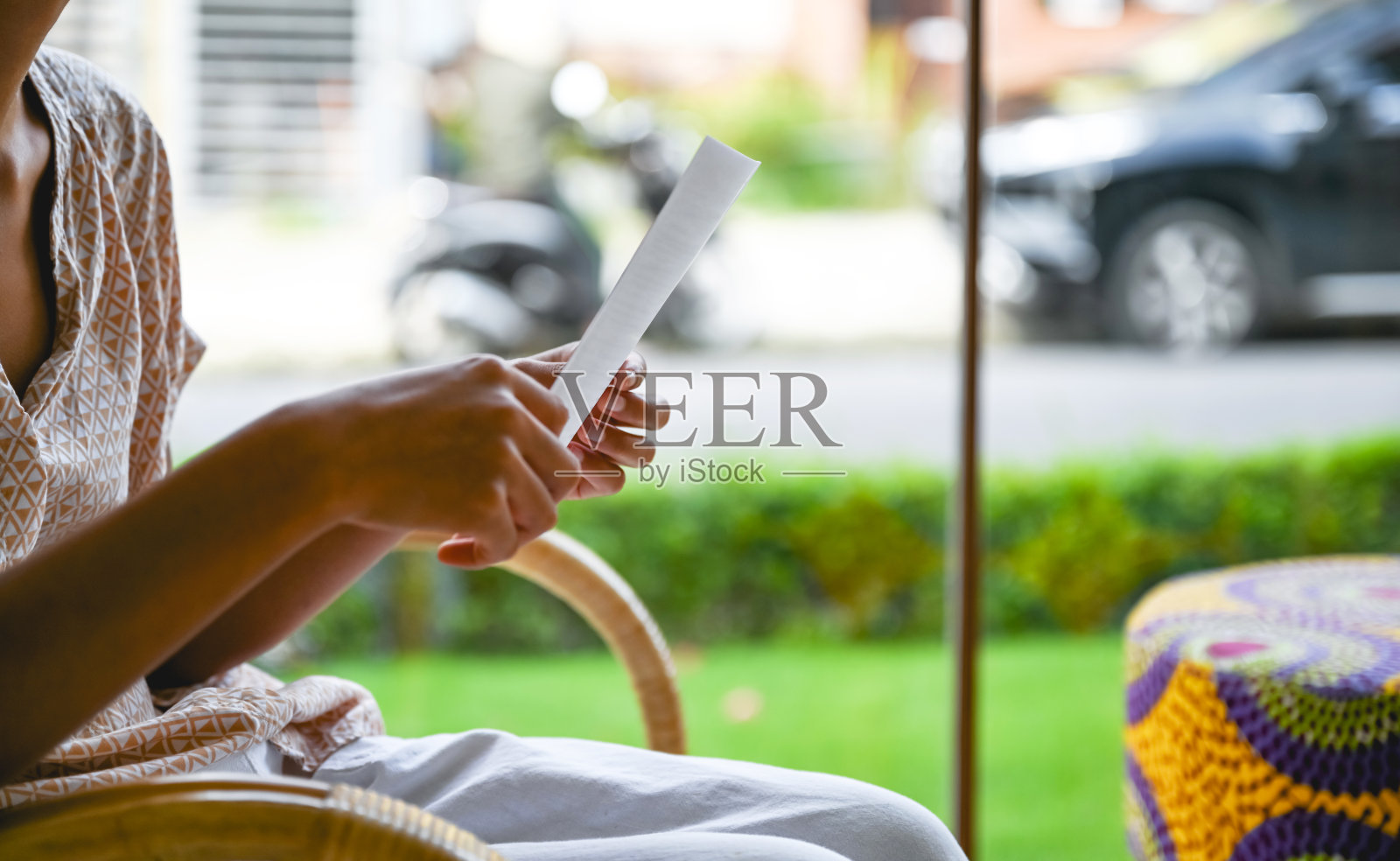 在户外咖啡馆看菜单的女人照片摄影图片