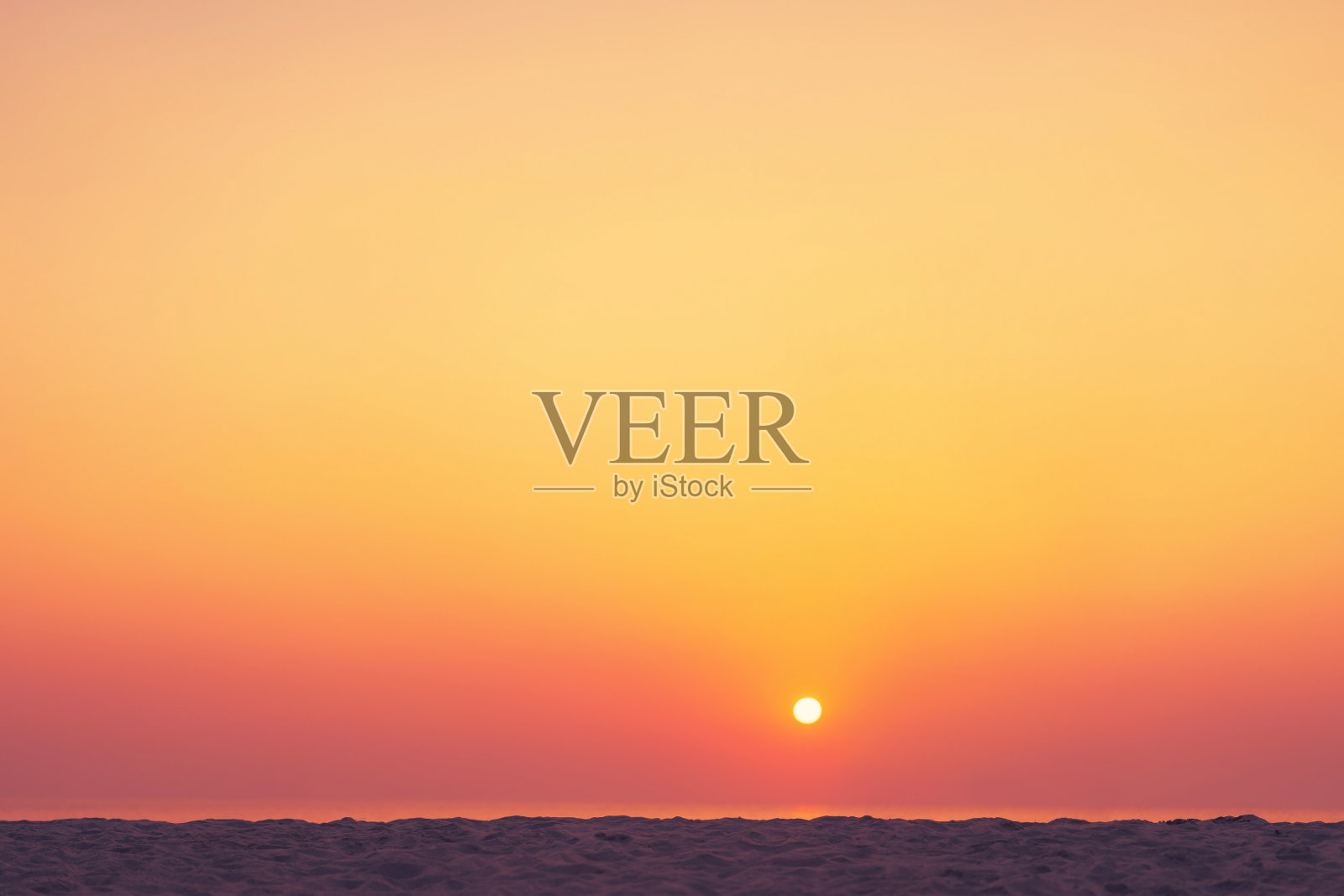 热带海滩与平滑的波浪和日落天空抽象背景。照片摄影图片