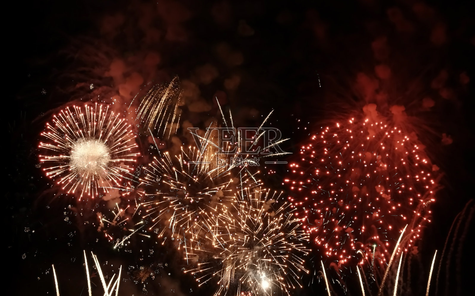 彩色明亮的烟花孤立在黑色的背景。照片摄影图片