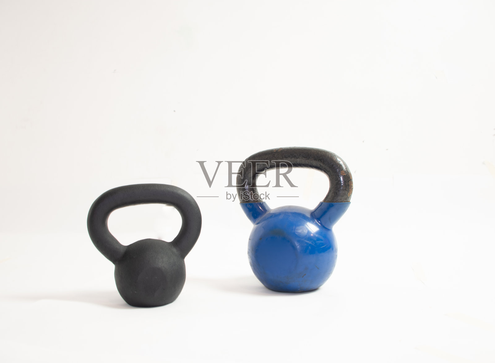 大小不一的壶铃,白色背景上的蓝色和黑色照片摄影图片