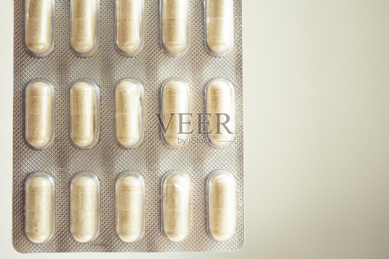 用天然草药制成的胶囊。没有人照片摄影图片