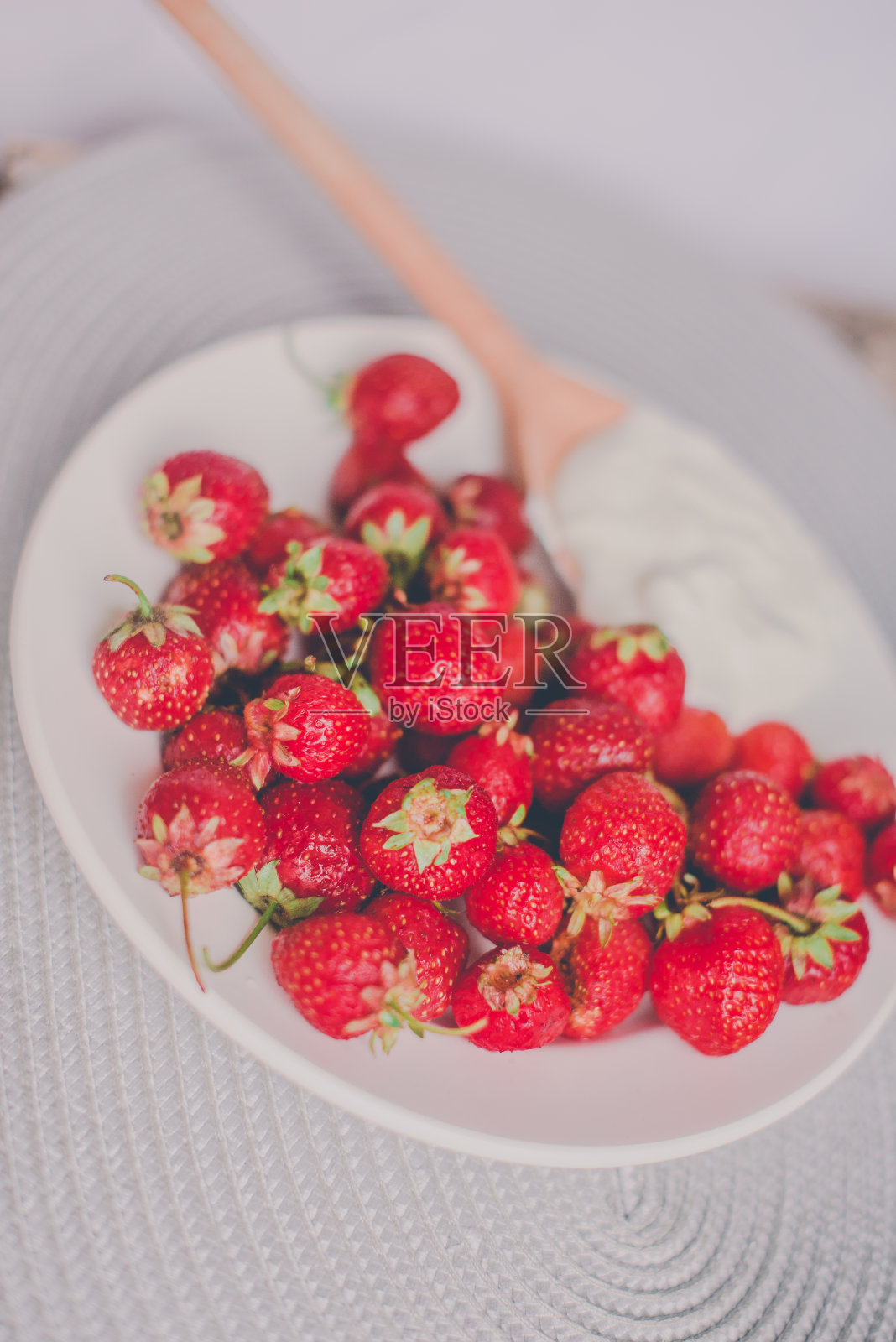 一串香蕉和草莓。照片色调风格的Instagram滤镜。健康早餐的概念。Flatlay照片摄影图片