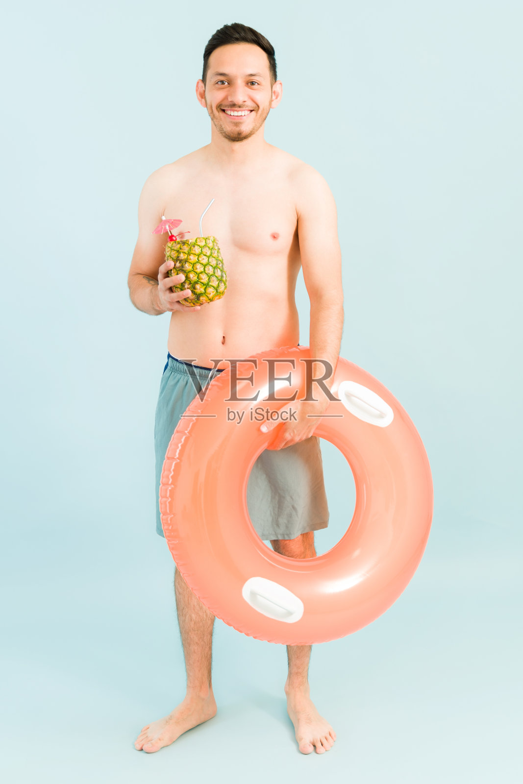 快乐的人在海滩上享受菠萝朗姆酒照片摄影图片