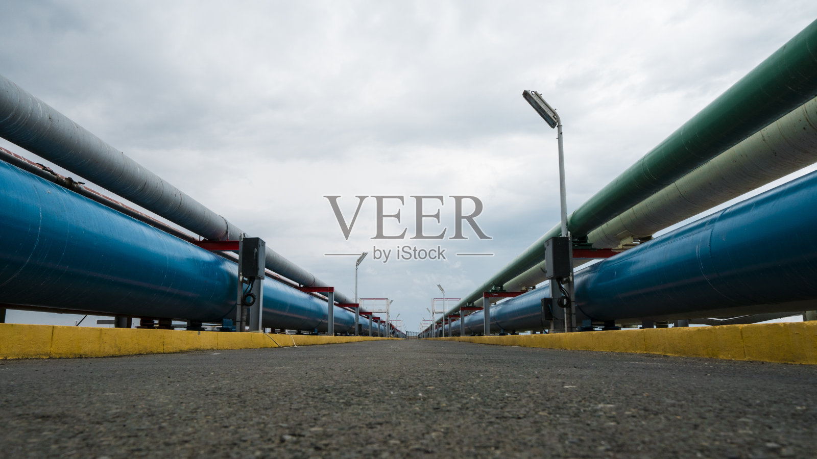 集装箱船在进出口和商业物流港,由起重机,贸易港,航运,货物到港。照片摄影图片