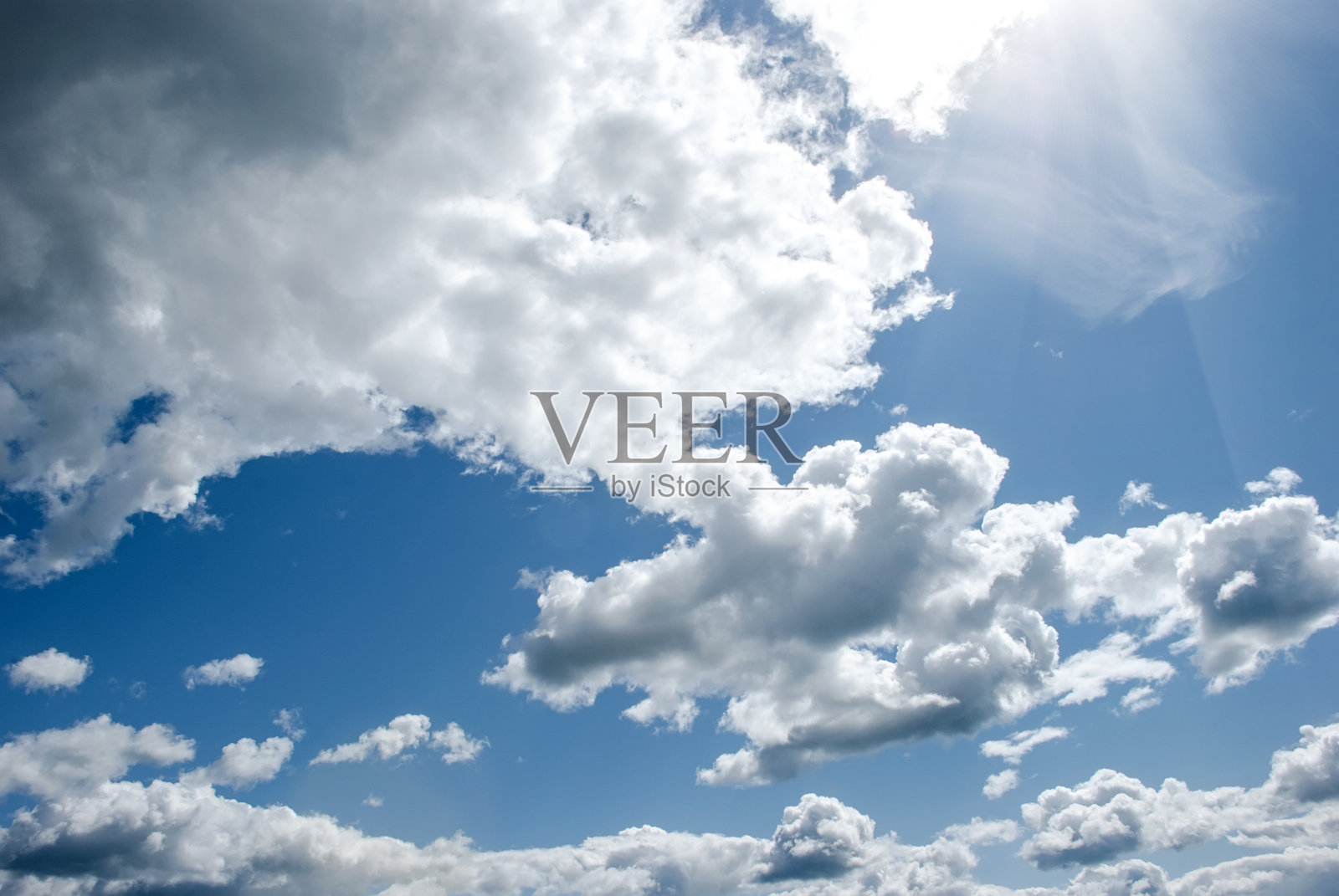 美丽的白云堆在蓝天上。照片摄影图片