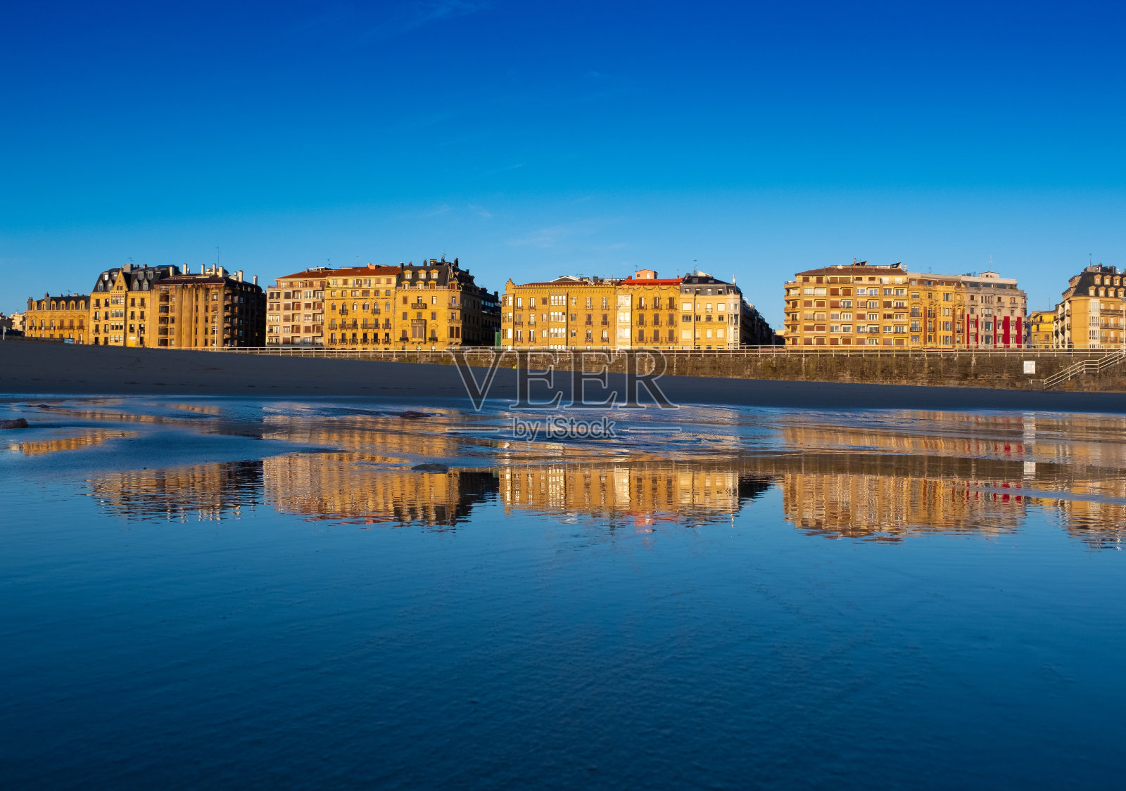 多诺斯蒂亚-圣塞巴斯蒂安的城市反映在祖利奥拉海滩,尤斯卡迪照片摄影图片