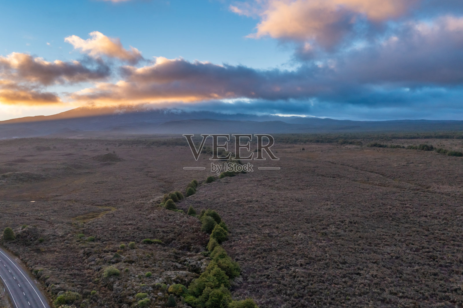 黎明时分,在前往新西兰国家公园鲁阿佩胡山的路上照片摄影图片