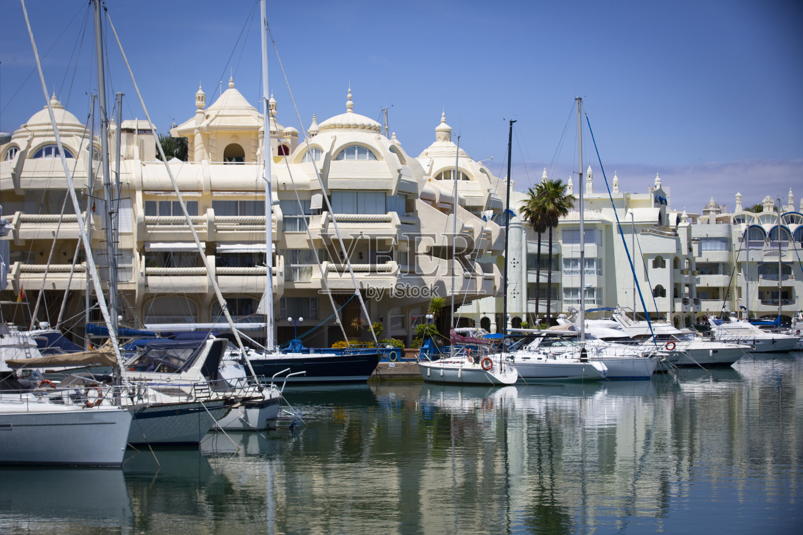 帆船停泊在西班牙南部的一个码头上照片摄影图片