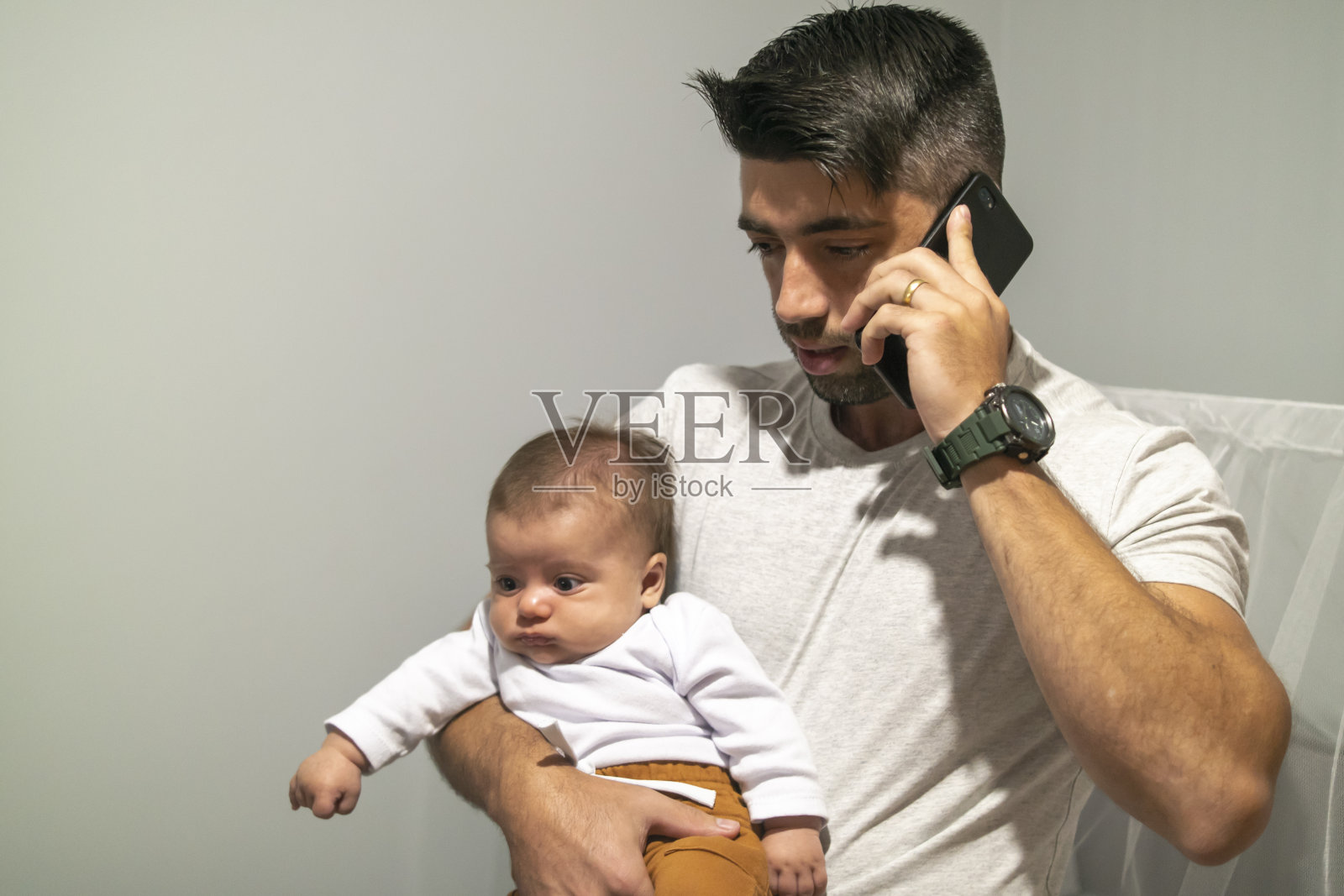 父亲和儿子。照片摄影图片