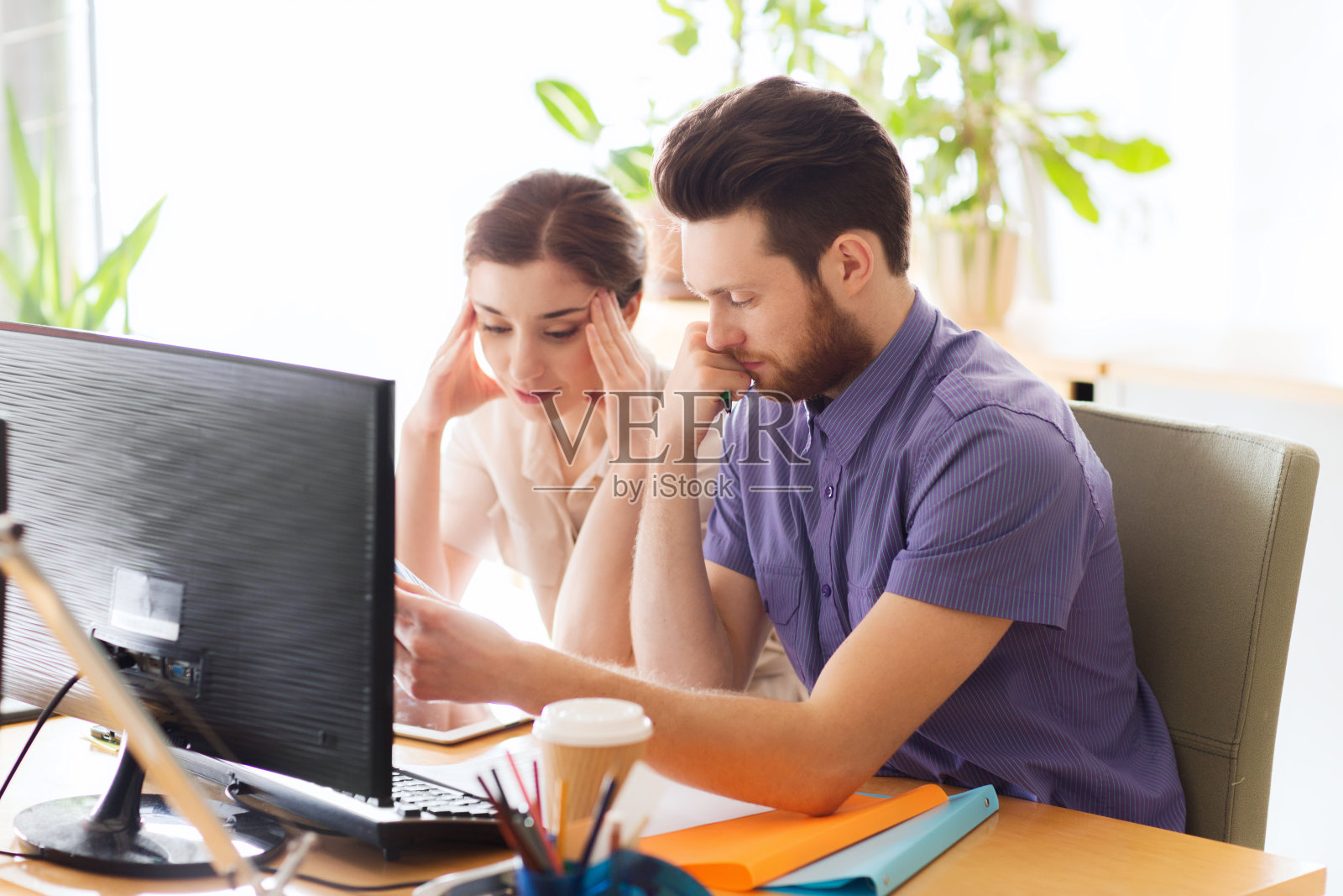 创意团队与办公室读报照片摄影图片