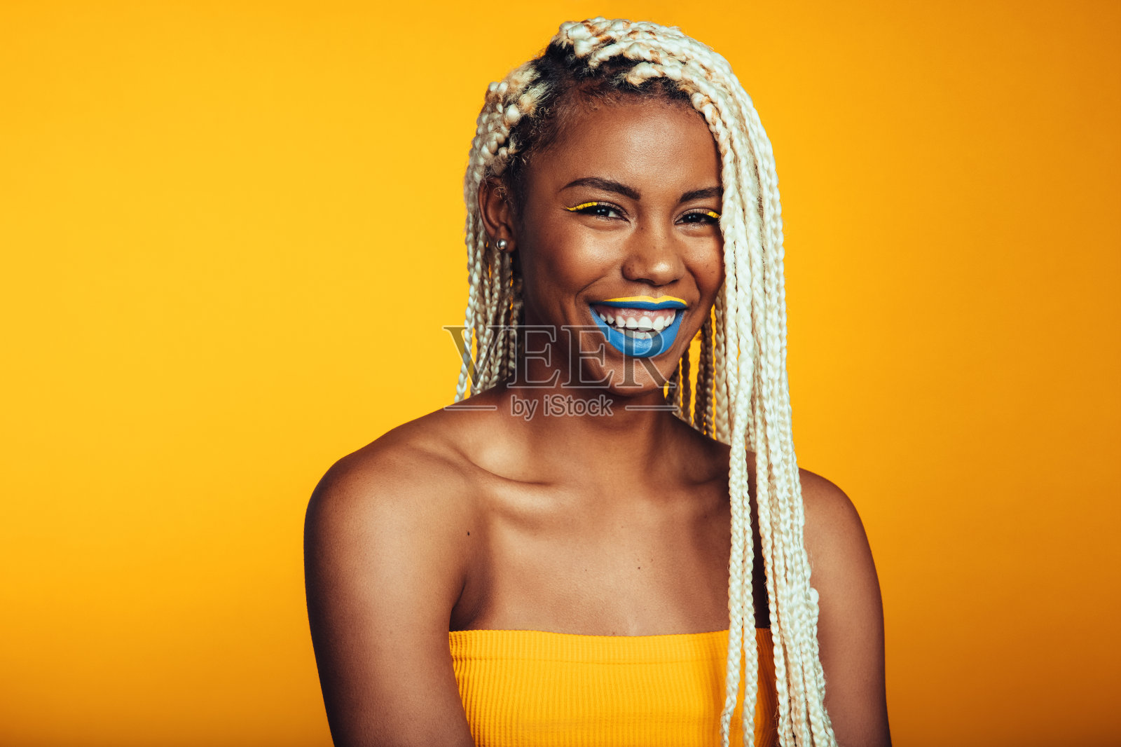 微笑的非裔美国妇女的肖像照片摄影图片