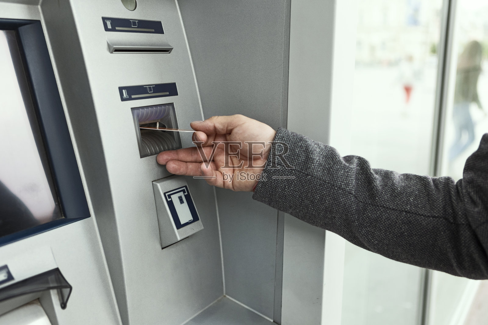 在ATM机上刷卡的商人照片摄影图片