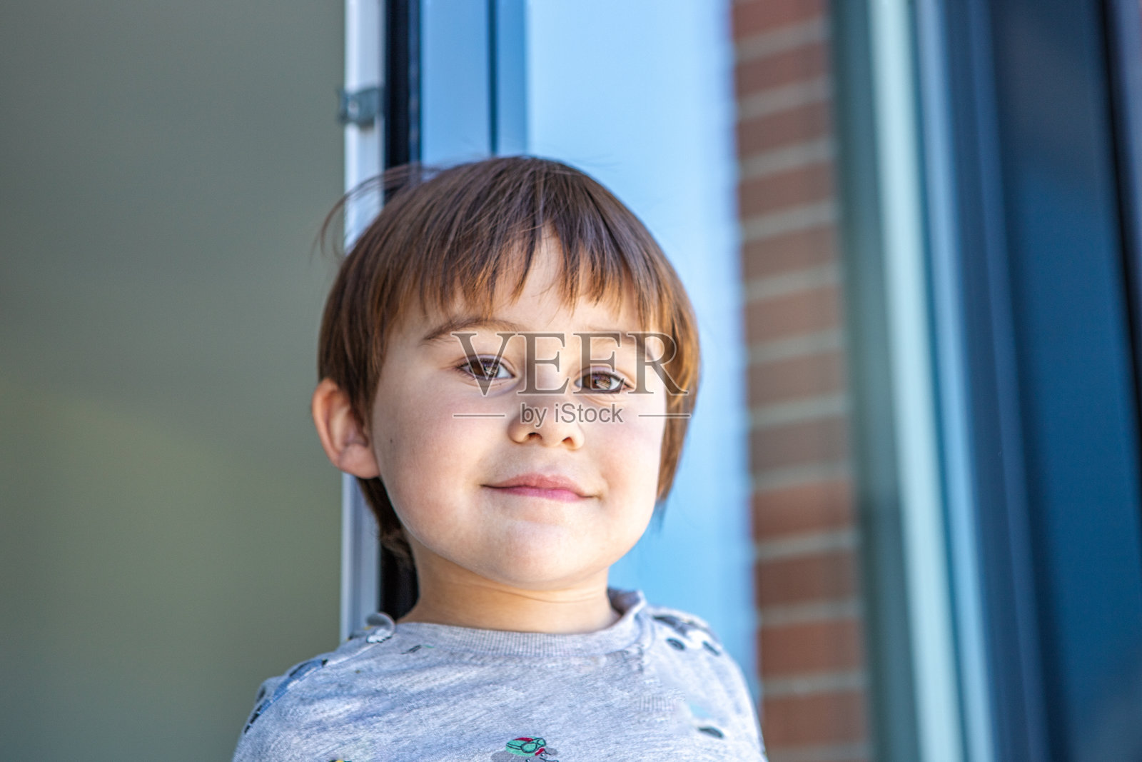 阳台上一个小男孩的肖像照片摄影图片