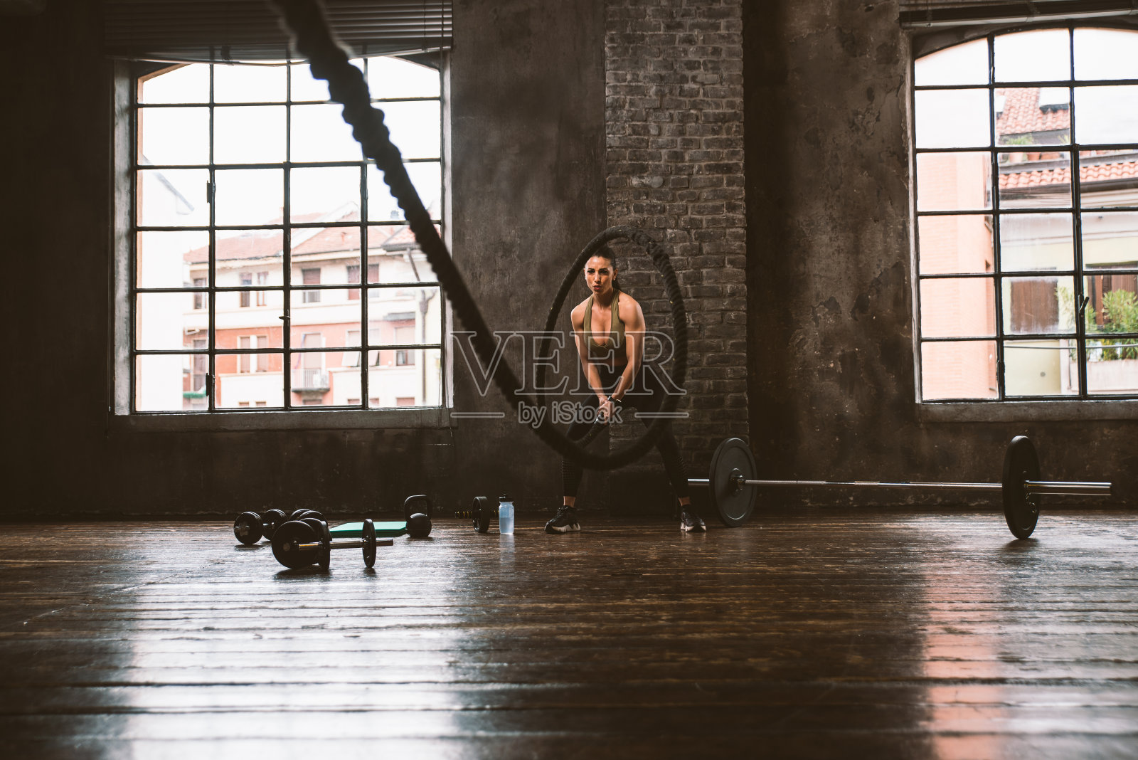 在健身房锻炼的女性健美运动员照片摄影图片