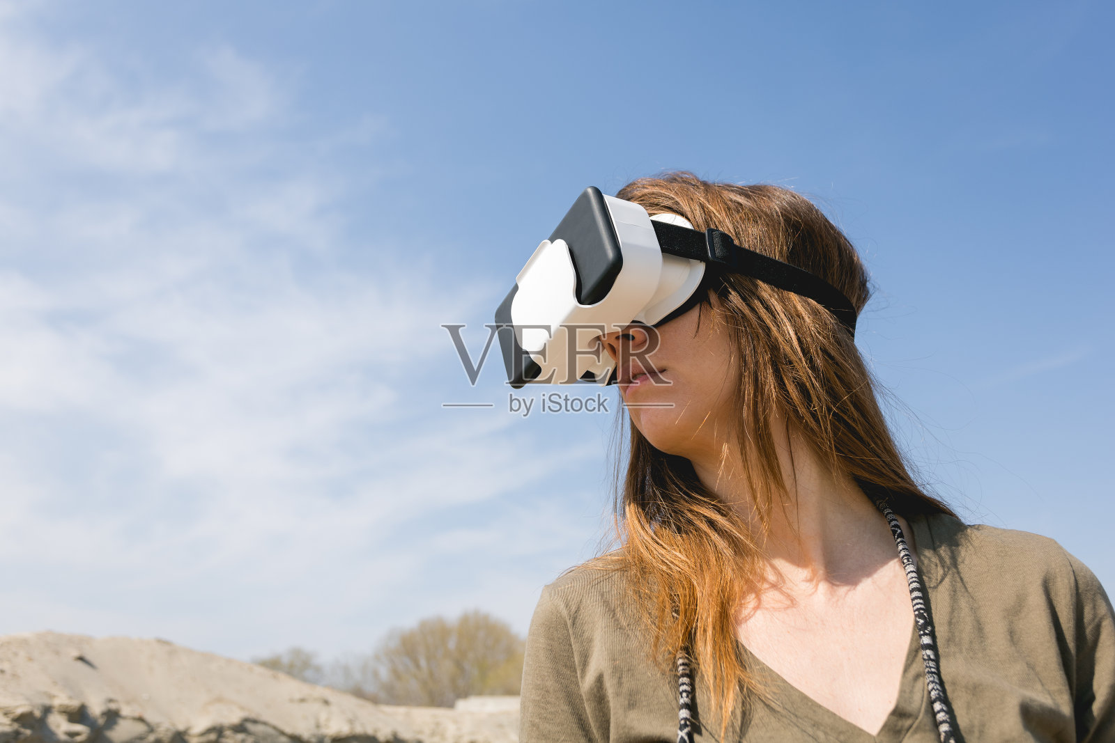 在户外戴着虚拟现实眼镜的女人照片摄影图片