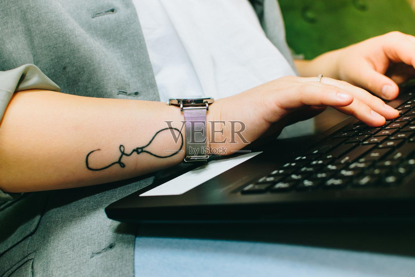 一位女士正在用她的笔记本电脑库存照片照片摄影图片