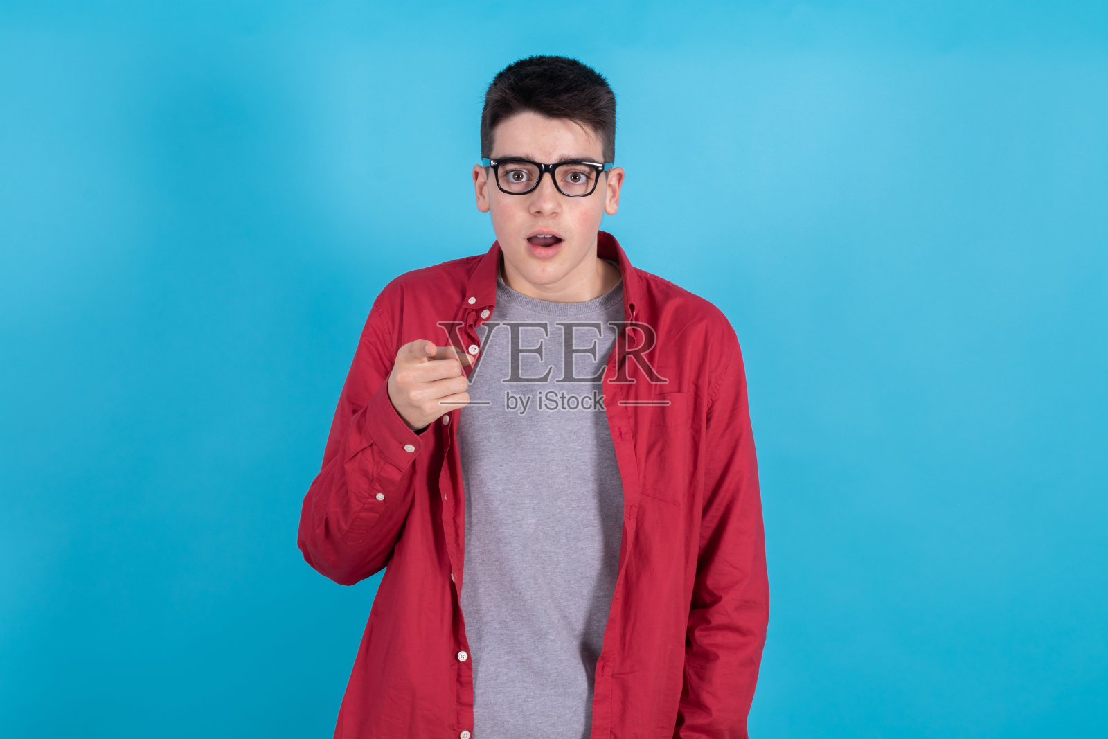 时尚少年或学生在城市时尚孤立的颜色背景照片摄影图片