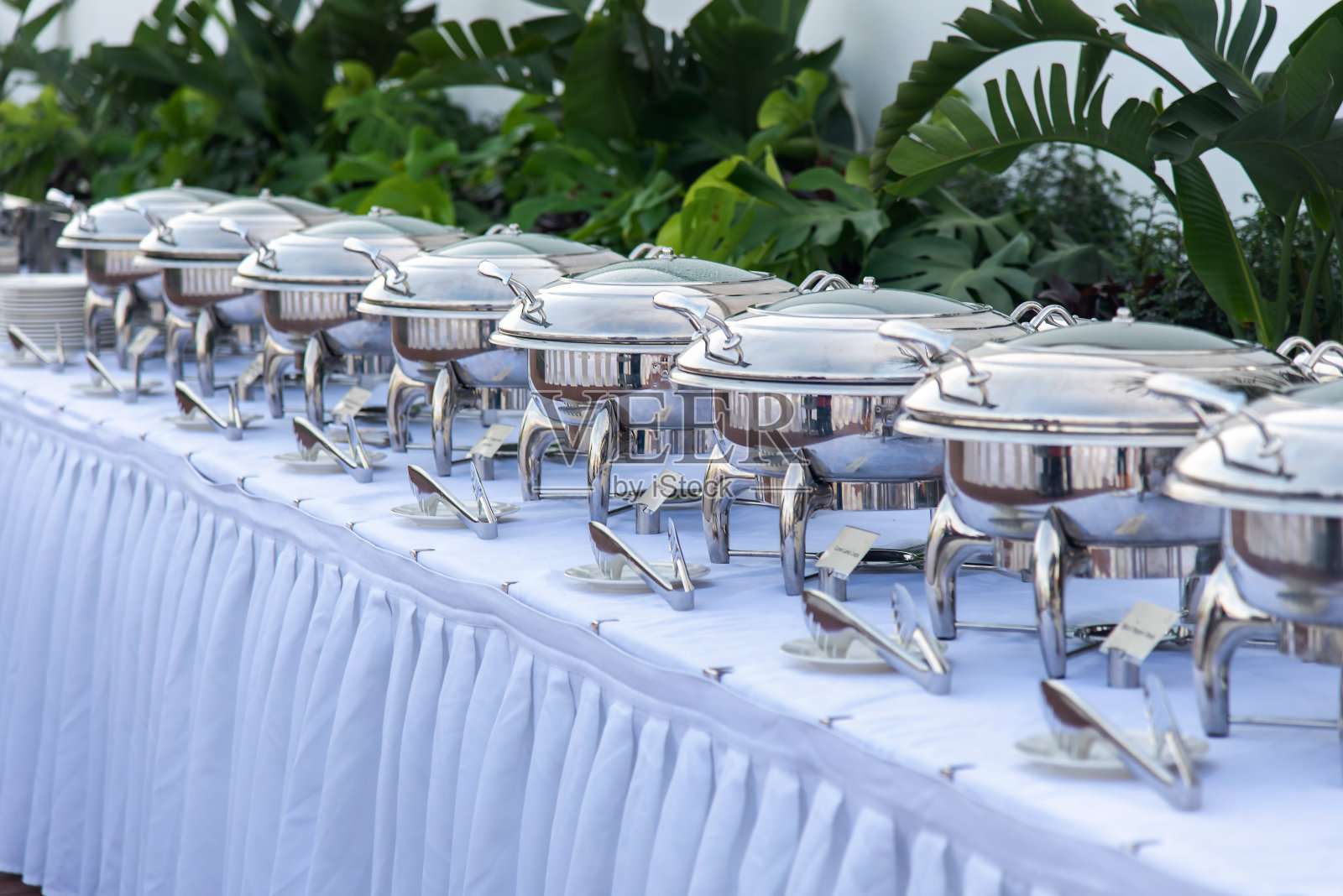 餐饮业的餐盘,为即将到来的客人准备好的自助餐加热器照片摄影图片