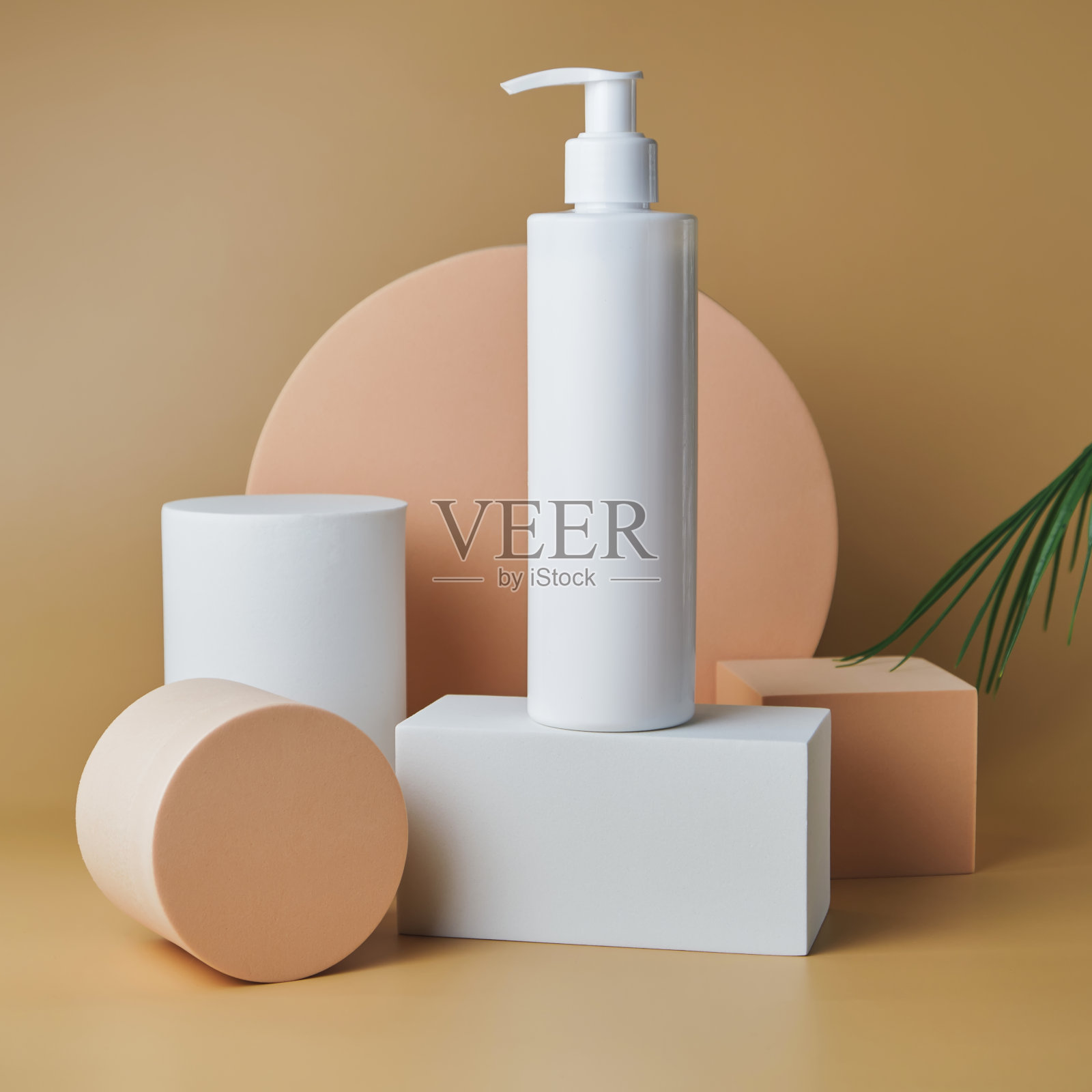 时尚的化妆品管基座在粉红色的背景。照片摄影图片