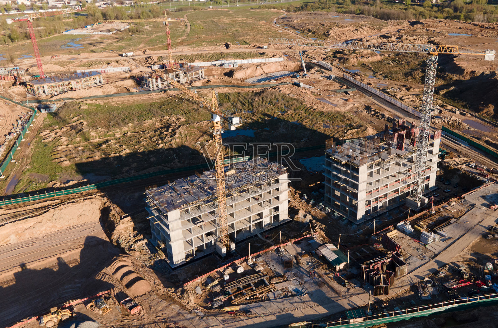 建筑工地上的塔吊作业中照片摄影图片