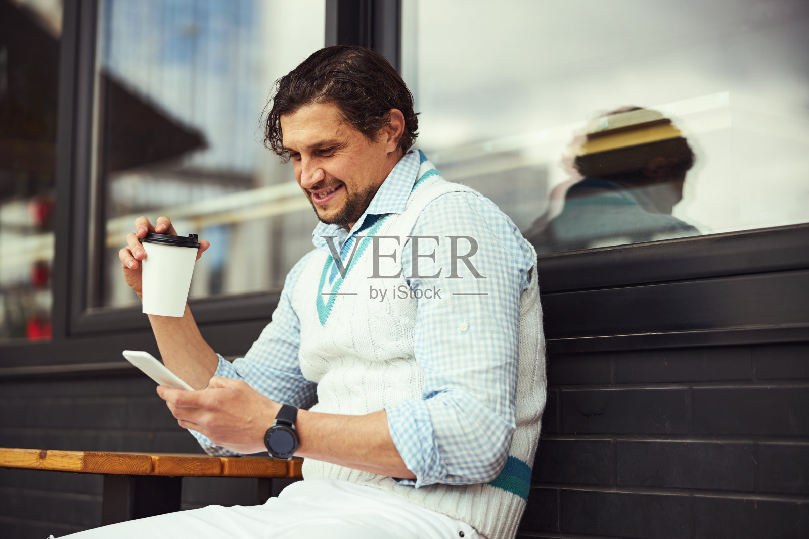 高兴的黑发男性阅读收入信息照片摄影图片