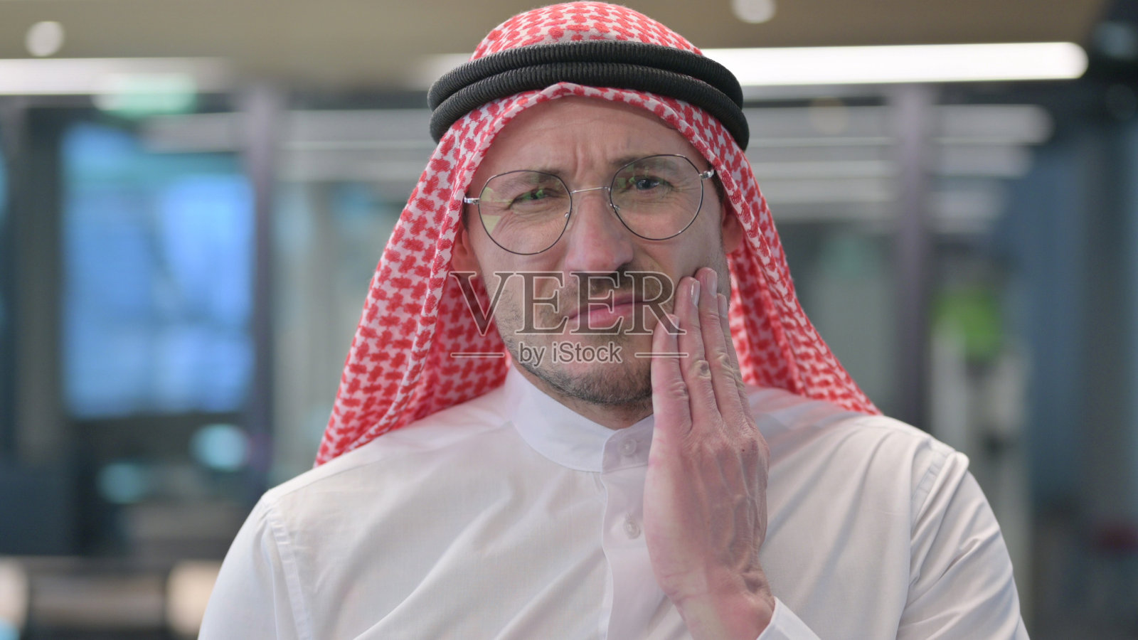 中年男人牙痛,蛀牙照片摄影图片