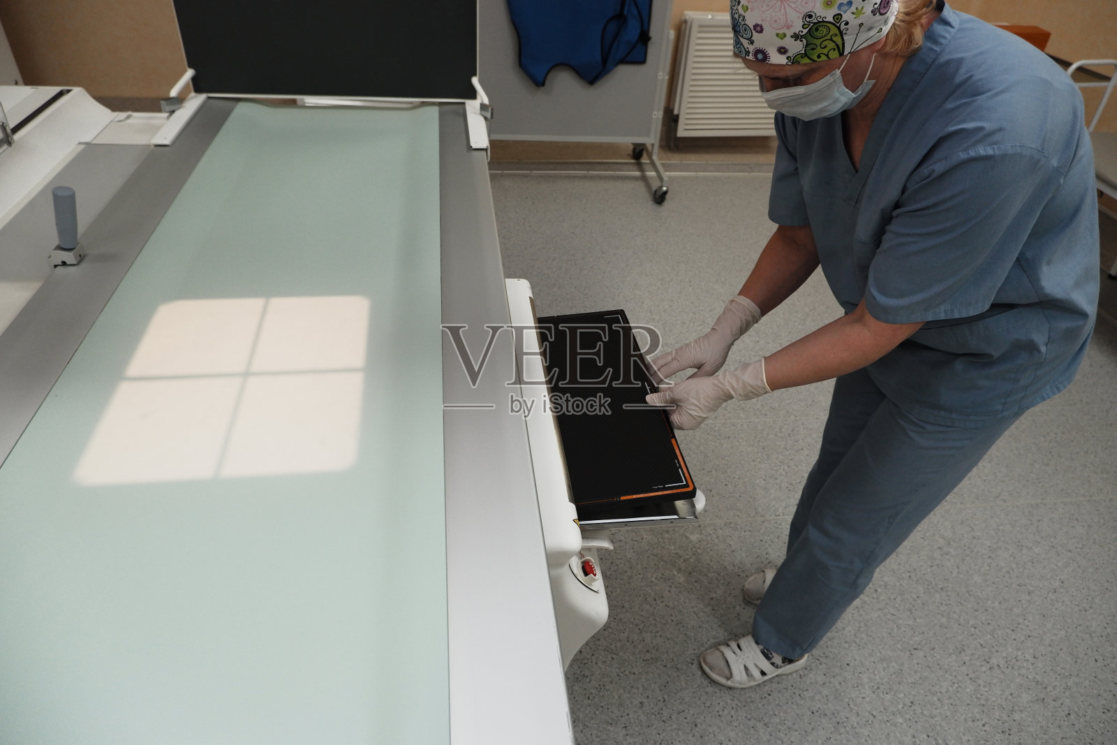 放射科医生在x光室进行诊断的工作。照片摄影图片