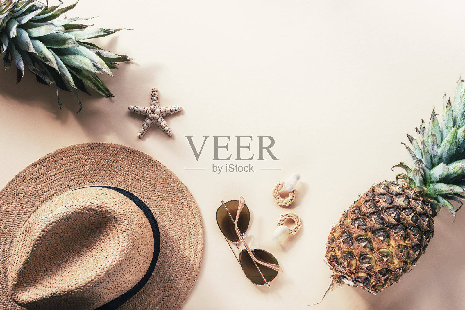 女士夏季饰品和菠萝。美丽、时尚、暑假概念。俯视图,平铺,复制空间照片摄影图片