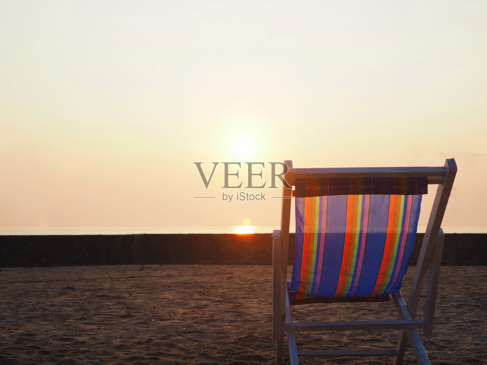 夏日的海滩在日落时分与椅子海滩的自然背景照片摄影图片