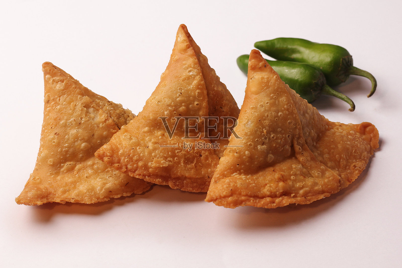 孤立的马铃薯萨莫萨零食在白色的背景。印度斋月食品,巴基斯坦开斋餐。照片摄影图片