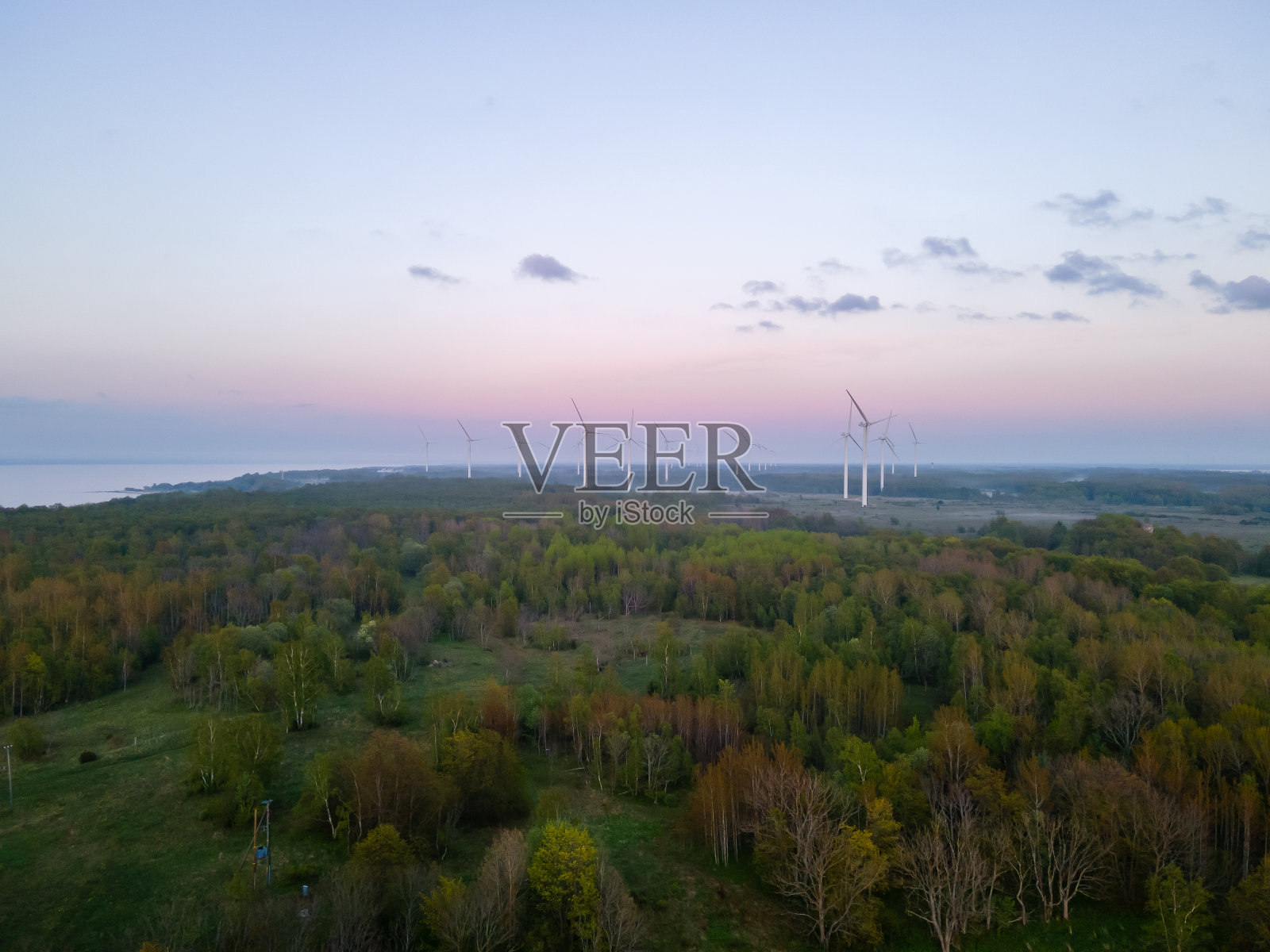 日落时的风力涡轮机照片摄影图片