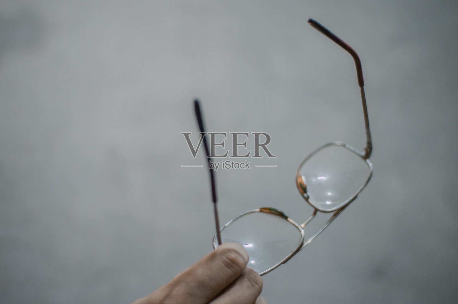 特写手握眼镜照片摄影图片