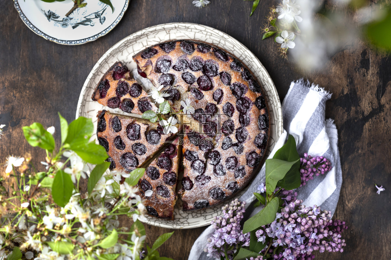 蛋糕配樱桃,乳清干酪和糖粉照片摄影图片