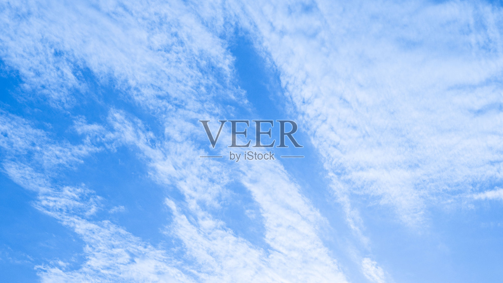 蓝天中偶尔有云。蓝色,天空照片摄影图片