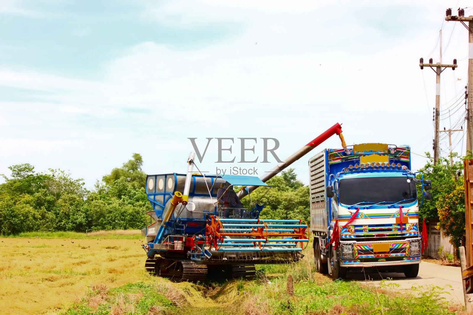 收割机和卡车照片摄影图片