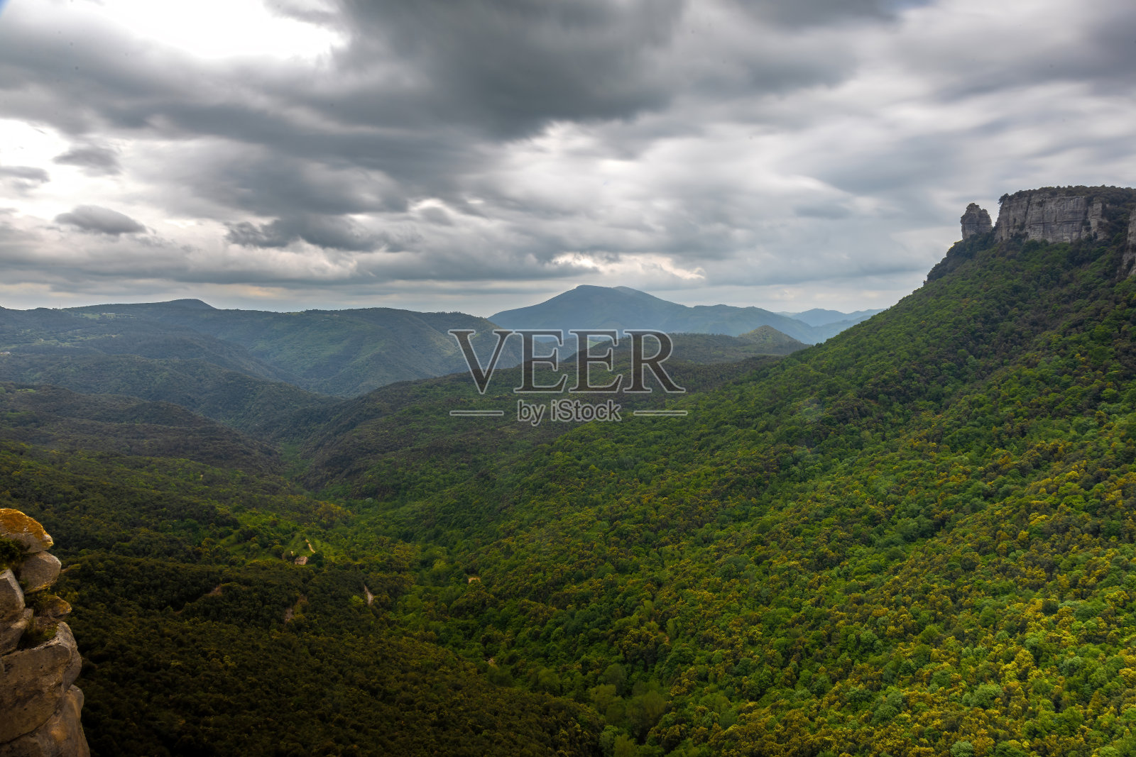 来自西班牙的尼斯山谷,在一个阴天里靠近村庄鲁比特照片摄影图片