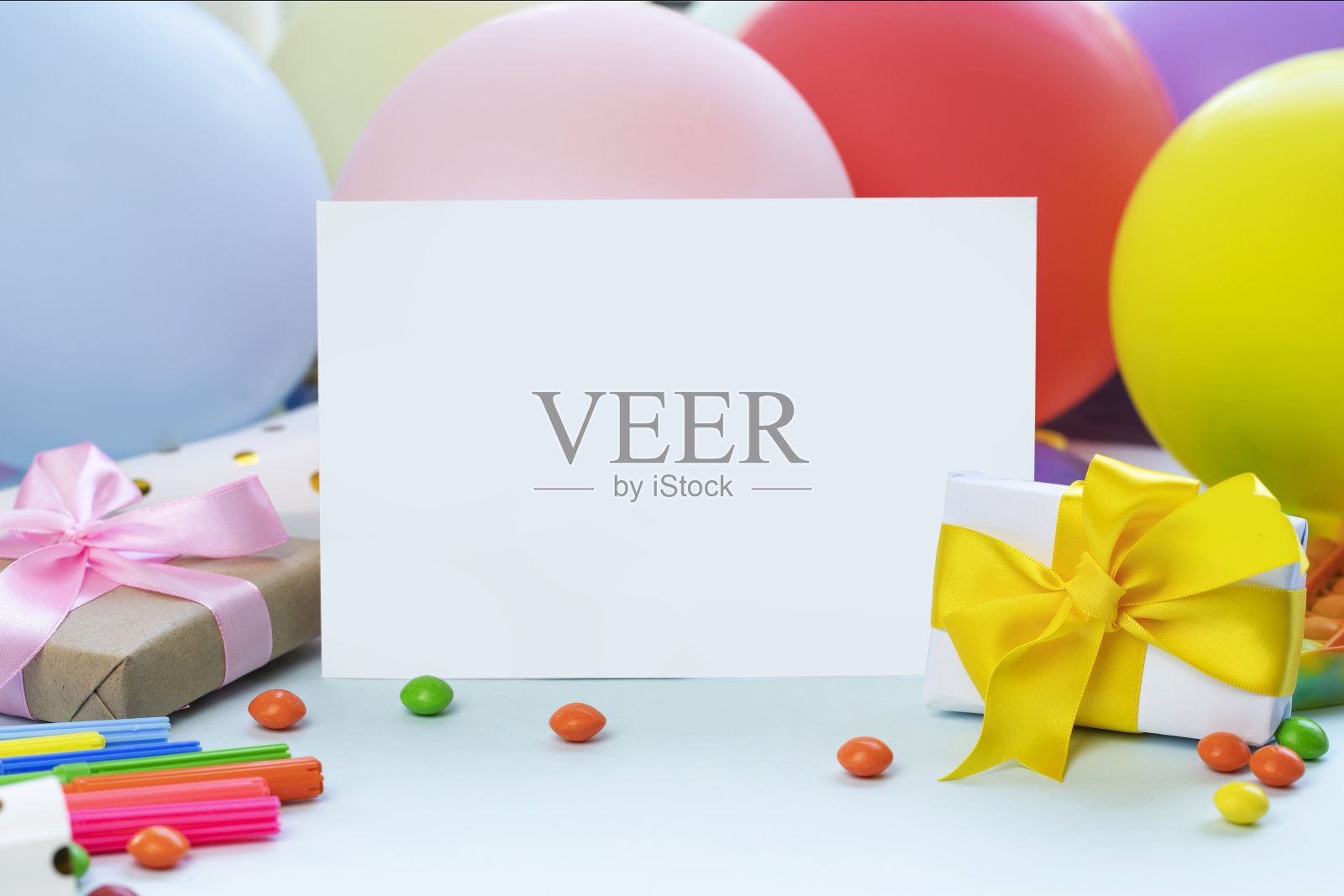 五颜六色的派对邀请模拟照片摄影图片