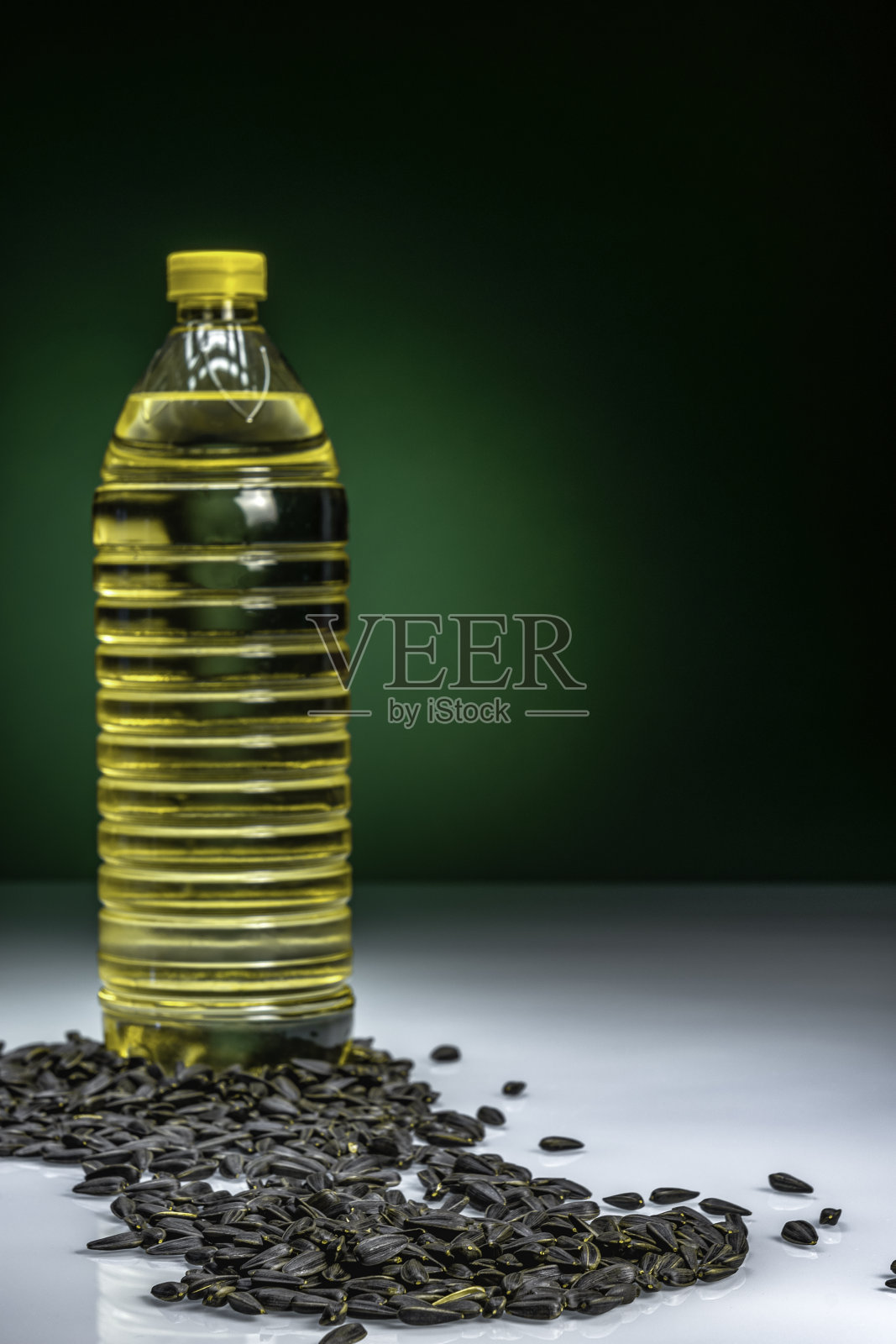 烹饪葵花籽油塑料瓶与排葵花籽。照片摄影图片