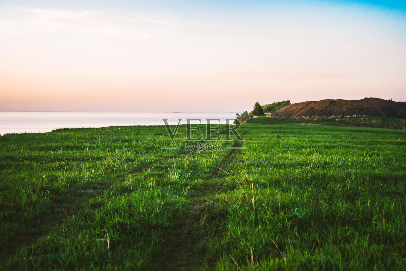 日落时草地上的小路,美丽的晚景照片摄影图片