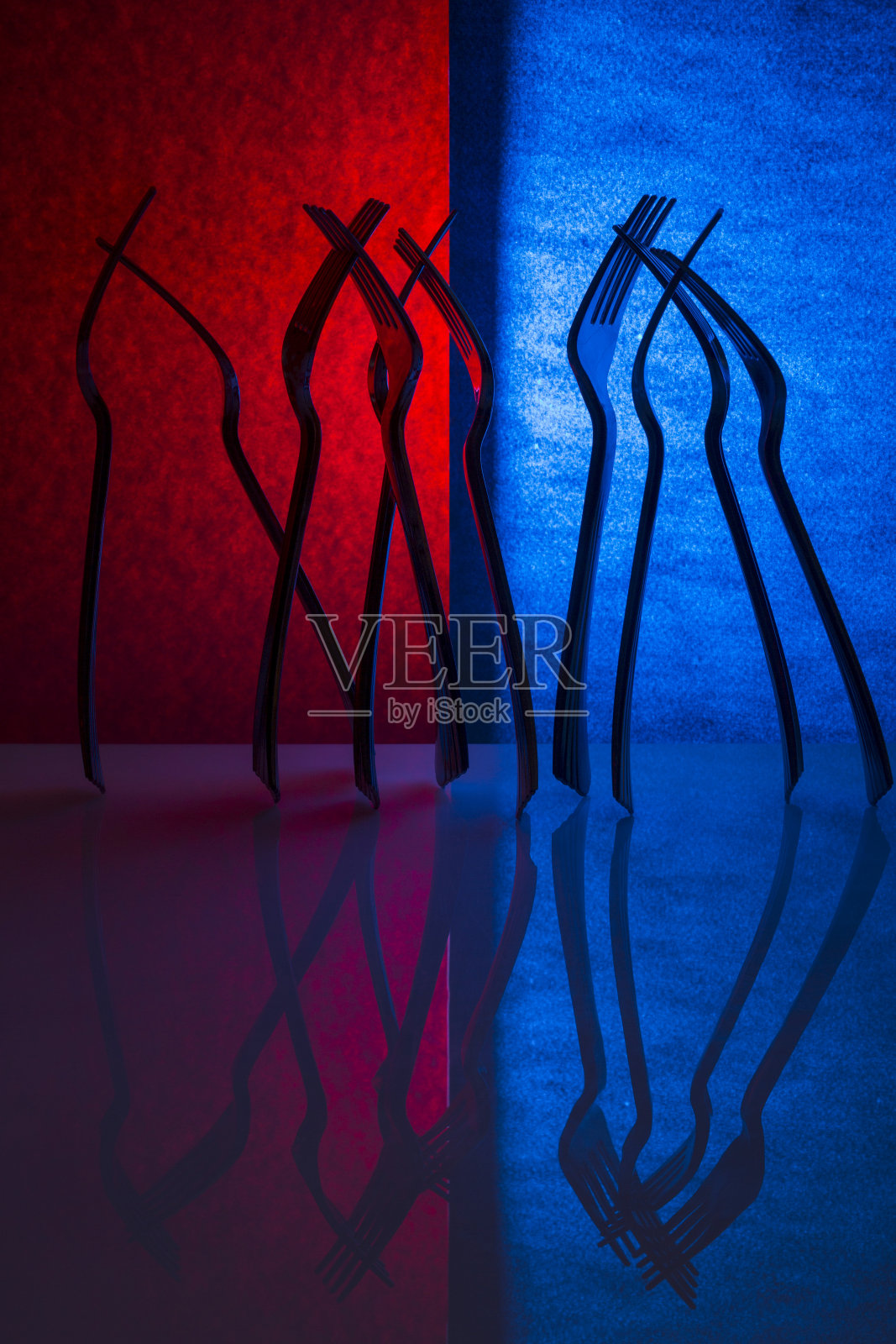 用叉子在彩色背景上的抽象构图照片摄影图片