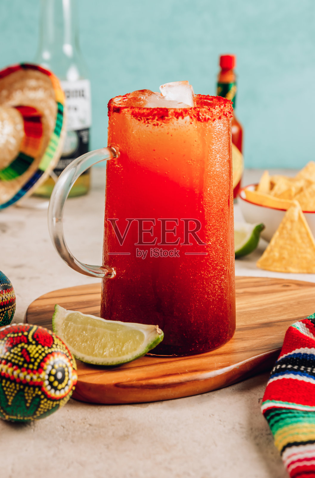 米歇拉达-墨西哥风格的血腥玛丽酒精鸡尾酒,加入啤酒,酸橙汁,番茄汁,辣酱和香料照片摄影图片
