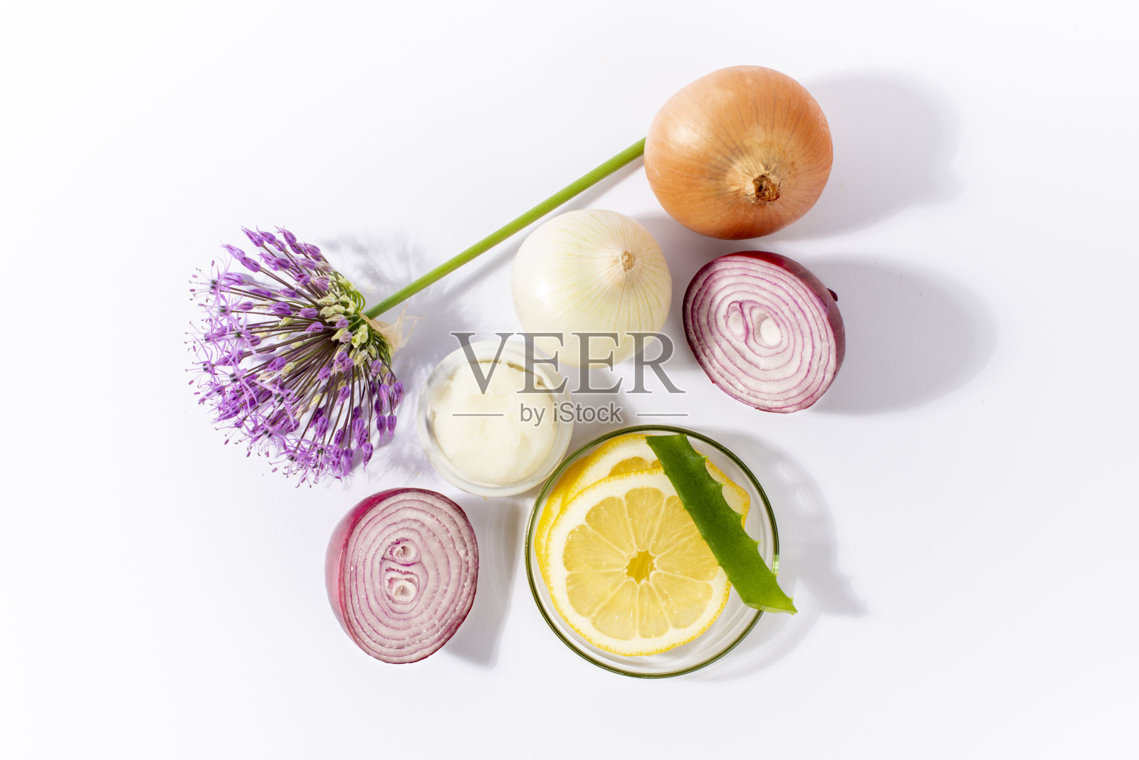 洋葱,油,奶油,柠檬,芦荟和大蒜花白色背景。照片摄影图片