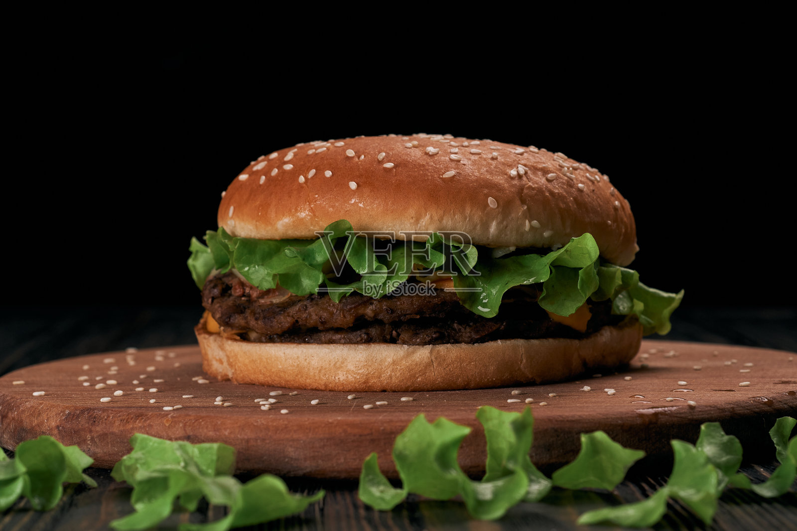 一个汉堡和一块鸡排在一块木板上照片摄影图片