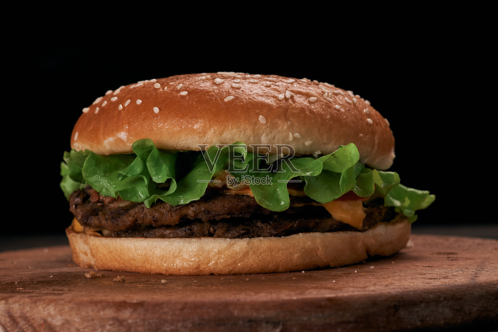 特写镜头。美味的汉堡放在木板上照片摄影图片