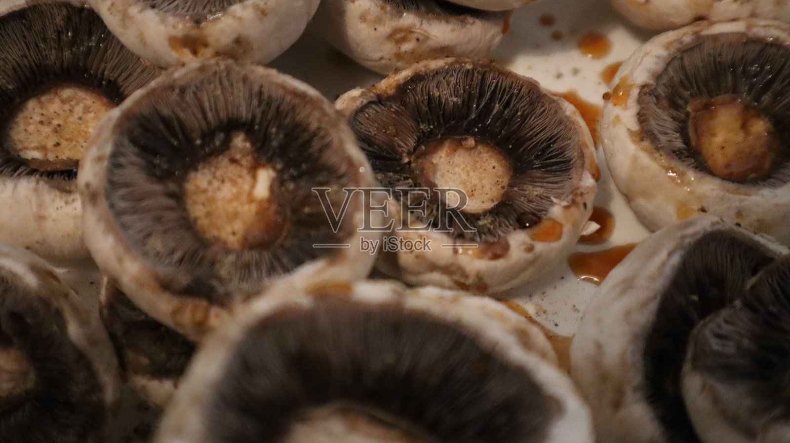 香菇配酱油。照片摄影图片